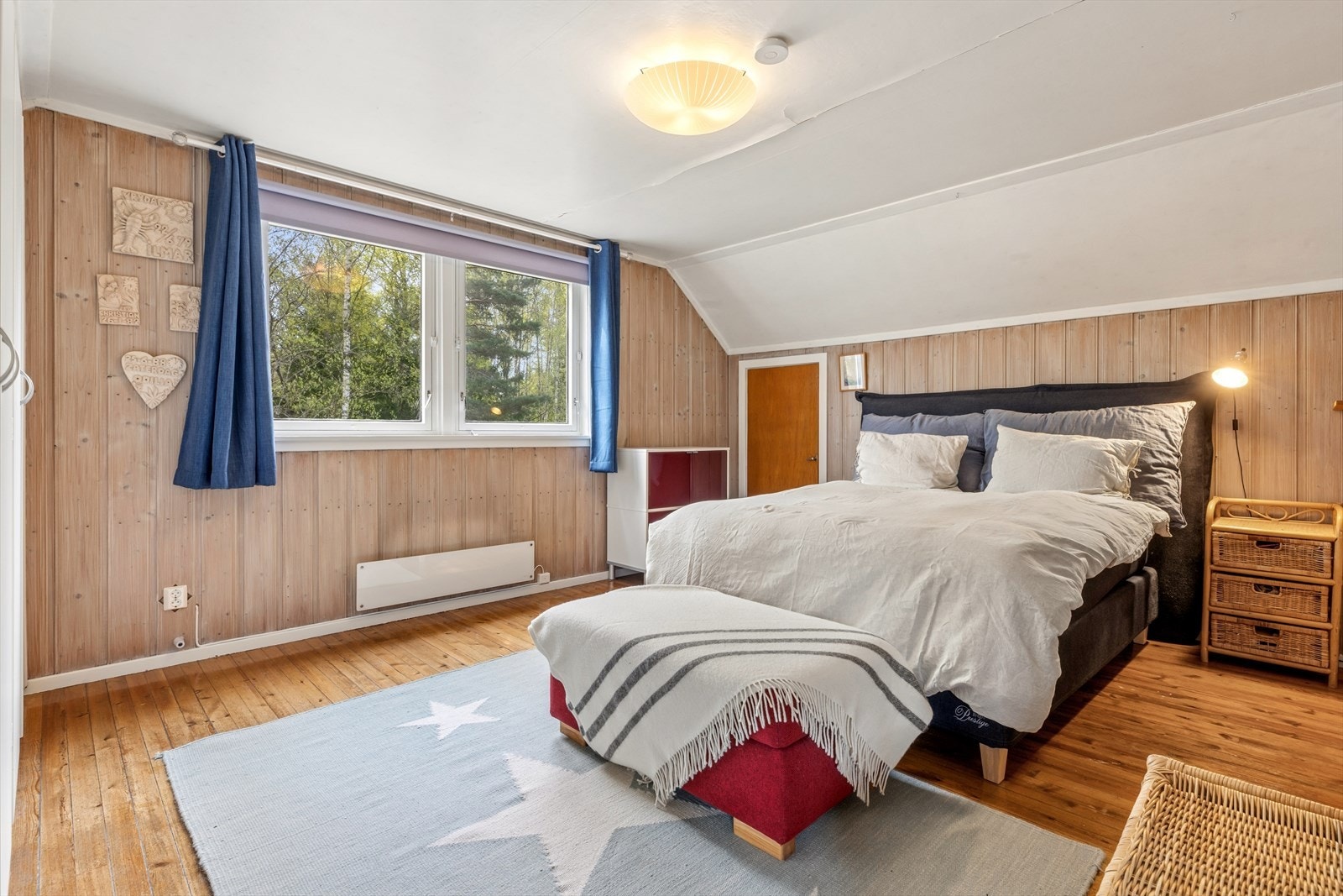 Romslig soverom med plass til dobbeltseng og garderobeløsning. Galleribilde