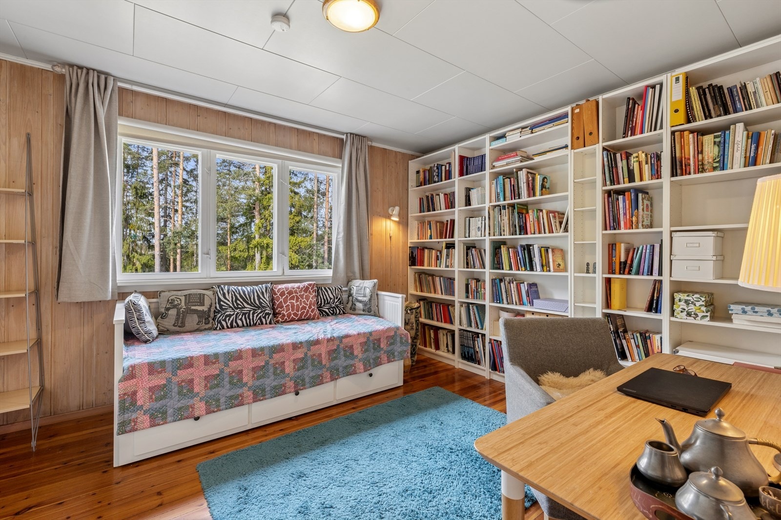 Dette rommet egner seg godt som kontor eller bibliotek, med god plass til bokhyller. Galleribilde
