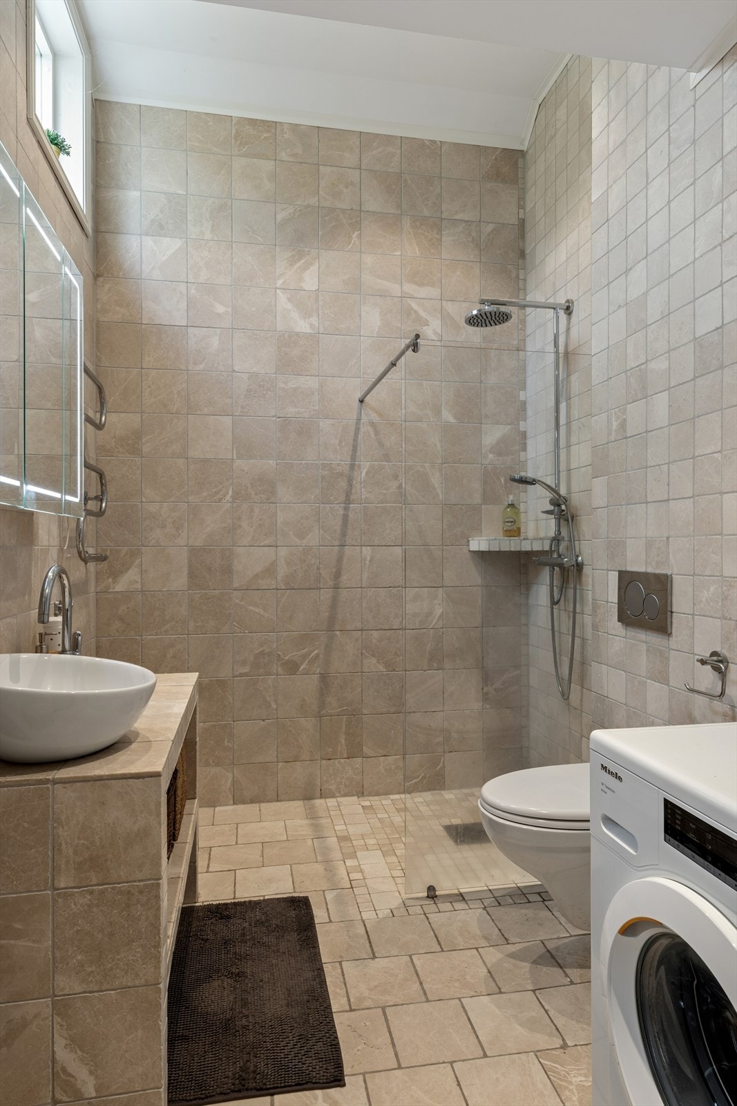 Badet ble oppgradert i 2016 og har fliser på vegger og gulv med gulvvarme samt downlights i himling. Galleribilde
