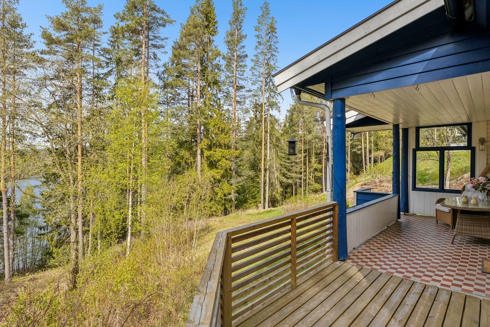 Overbygget uteplass gir en lun og innbydende sone. Galleribilde