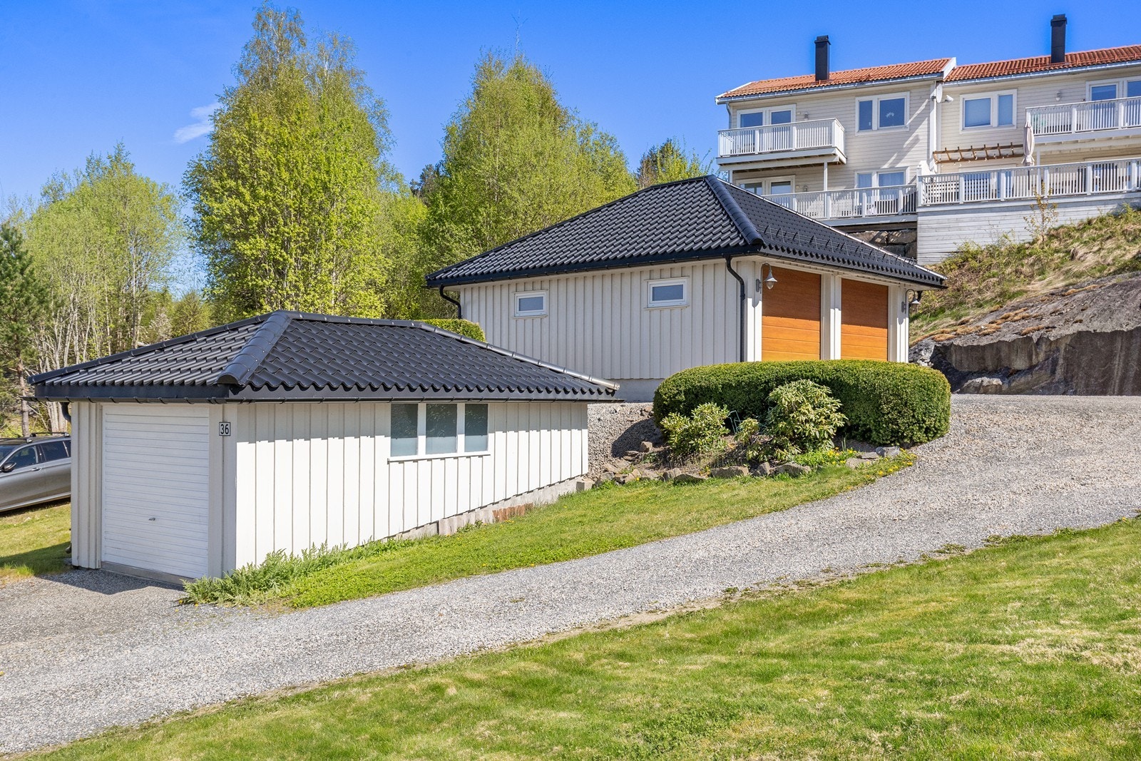 I tillegg til dobbelgarasjen er det en eldre, frittstående enkeltgarasje på eiendommen. Galleribilde