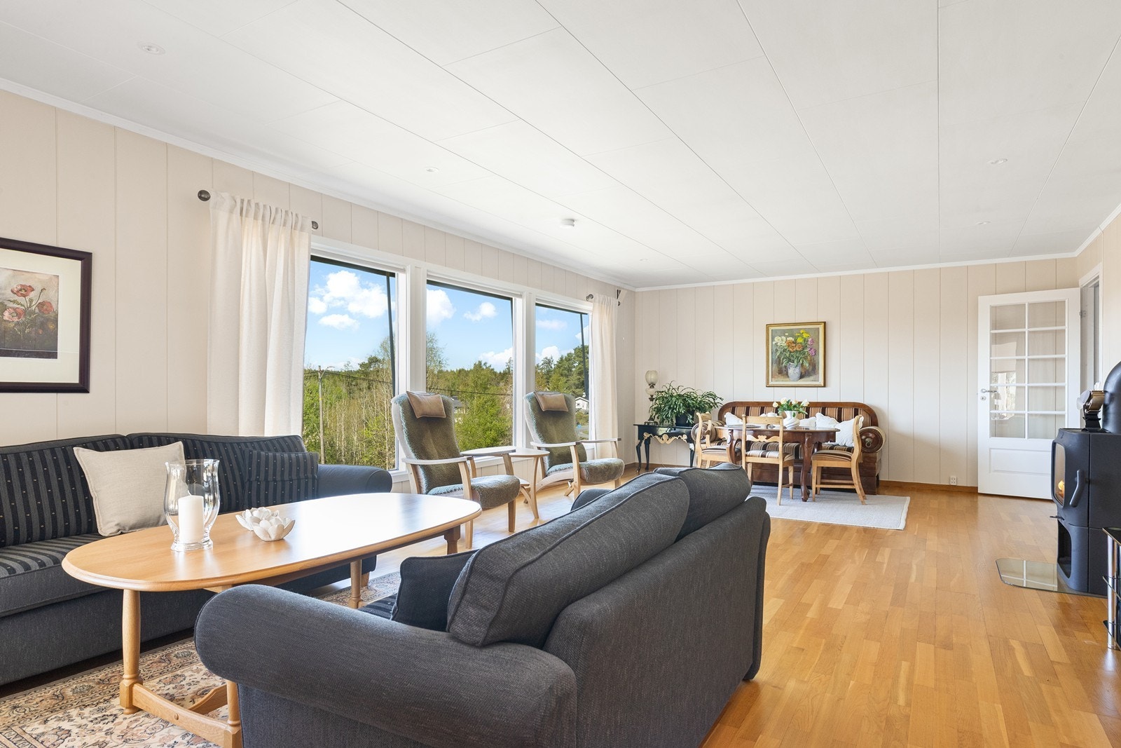 Stuen er romslig og gir god plass til både sofagruppe og spisebord. Galleribilde