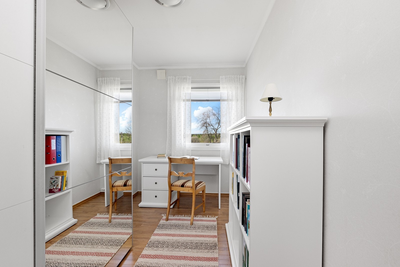Boligen har totalt fire soverom, som gir fleksibilitet for en voksende familie, hjemmekontor eller gjesterom. Galleribilde