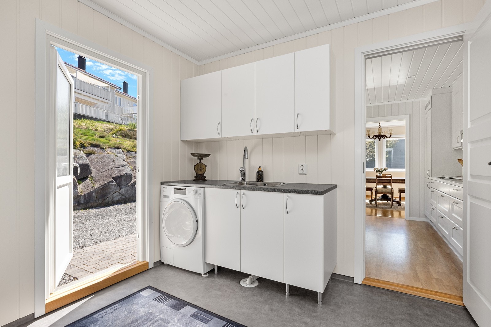 Praktisk vaskerom med egen inngang, opplegg for vaskemaskin og skyllekum. Rommet ble renovert i 2015. Galleribilde