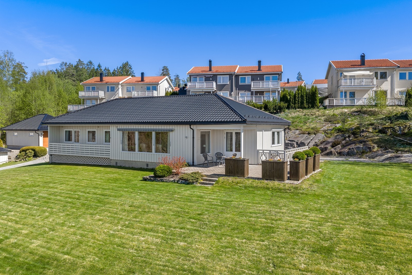 Eiendommen har en stor og flat gressplen, perfekt for lek og aktiviteter. Galleribilde