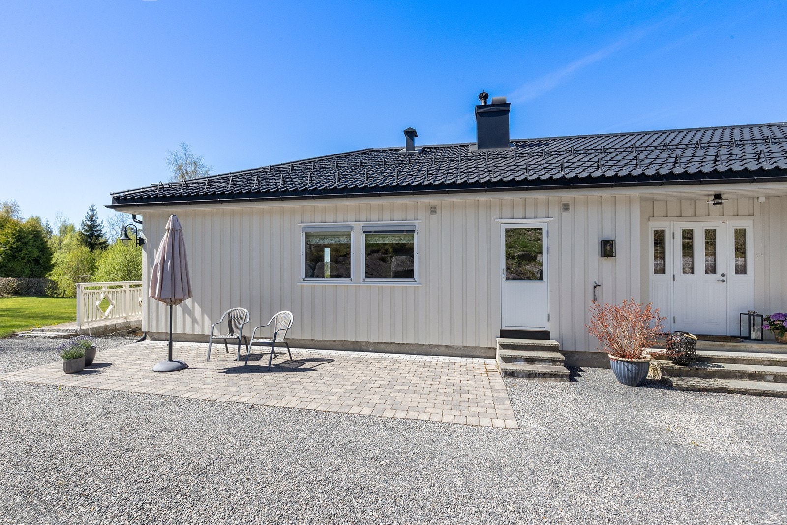 En lettstelt og innbydende uteplass ved inngangspartiet. Galleribilde