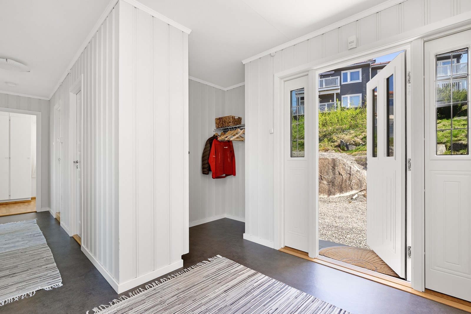 Entréen ønsker velkommen inn. Hovedytterdøren er fra 2014. Galleribilde
