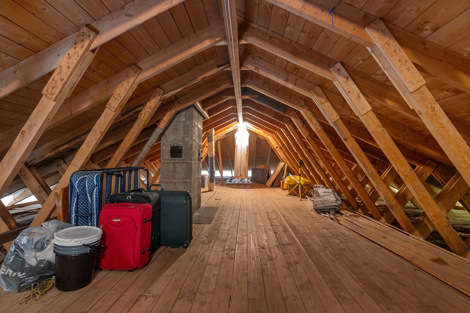 Romslig lagringsloft med god plass til oppbevaring. Takkonstruksjonen er en sperrekonstruksjon. Galleribilde