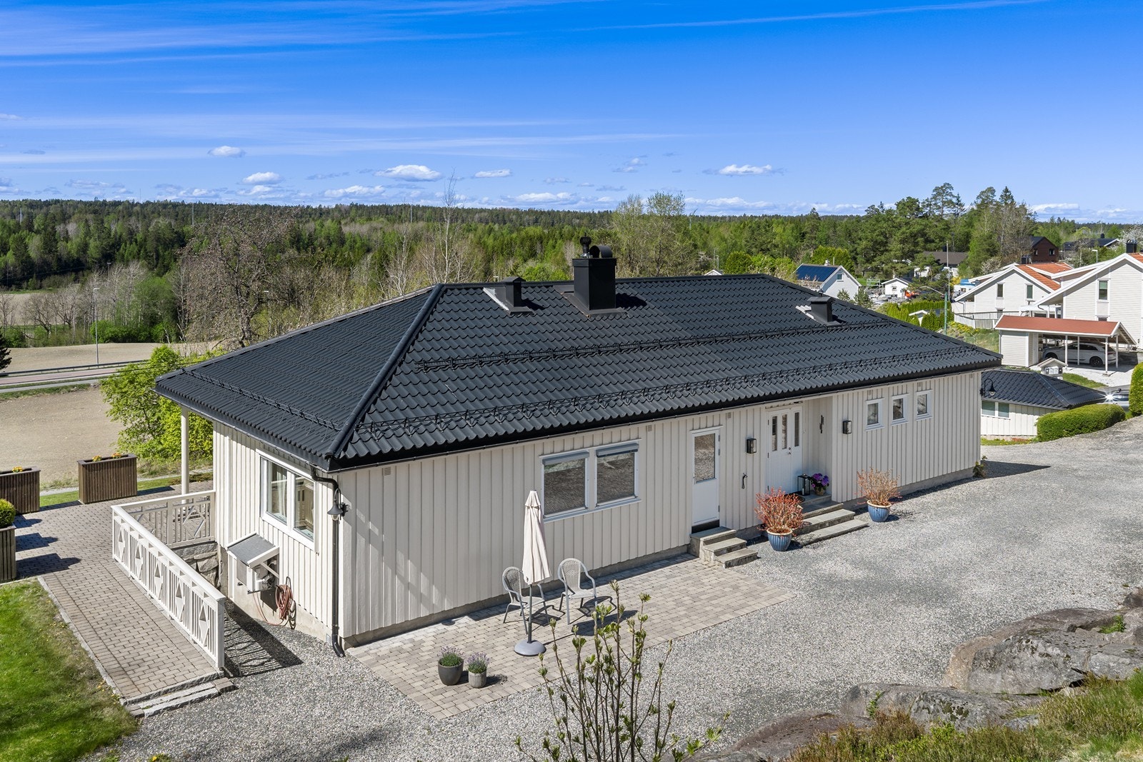 Praktisk enebolig over ett plan med fire soverom, dobbelgarasje og en separat enkeltgarasje. Galleribilde