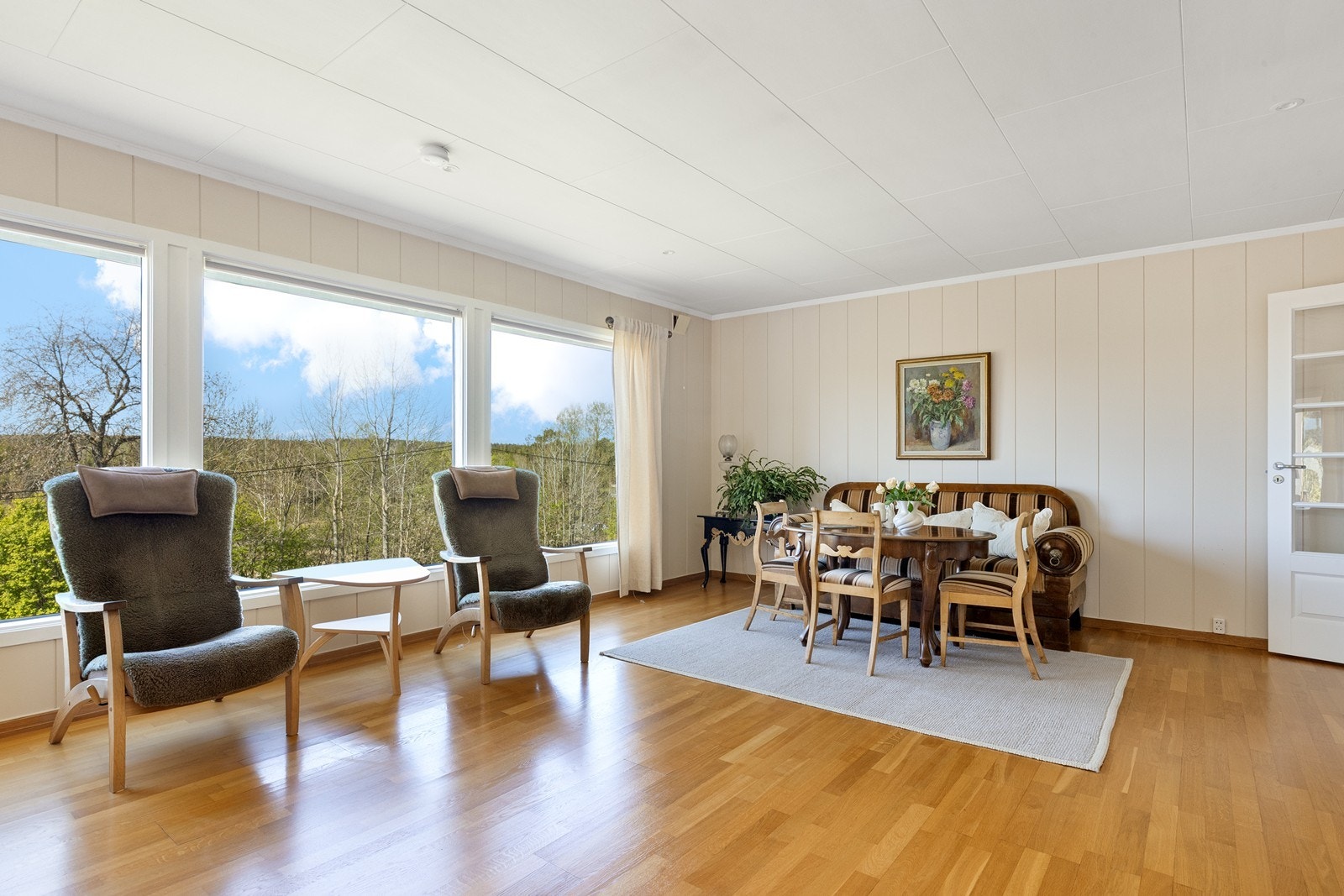 Store vindusflater gir rikelig med dagslys og utsikt over hagen og nærområdet. Galleribilde