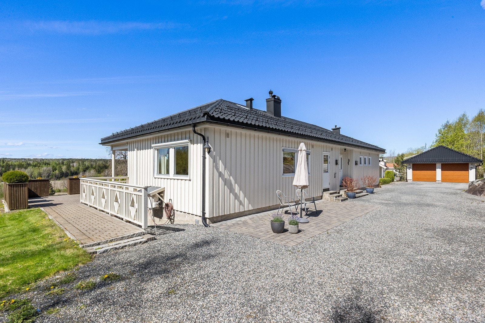 Stor, gruslagt gårdsplass med rikelig med parkeringsmuligheter. Galleribilde