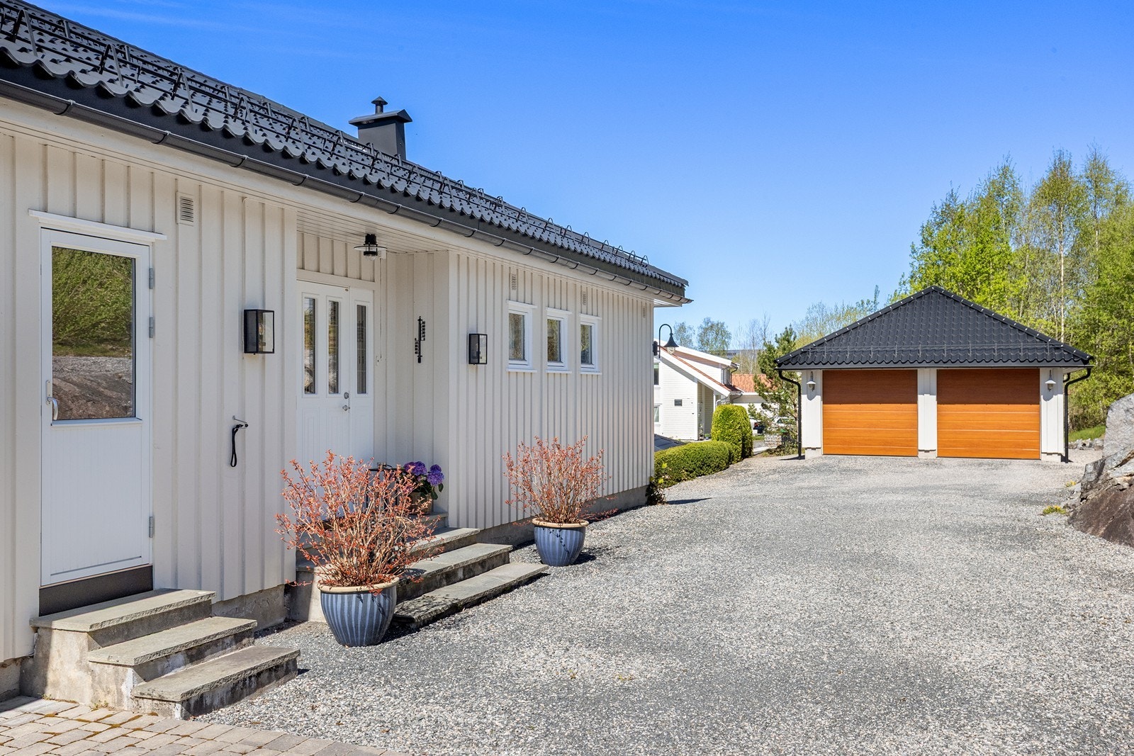 Stor, gruslagt gårdsplass med rikelig med parkeringsmuligheter. Galleribilde