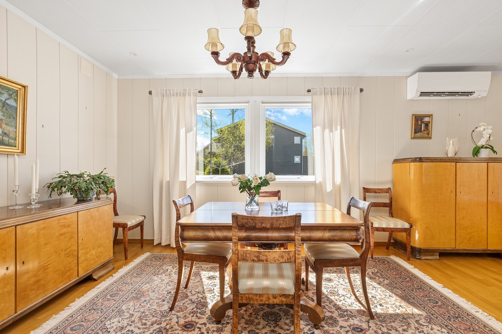 Spisestuen har god plass til selskapelighet og samler familie og venner. Galleribilde