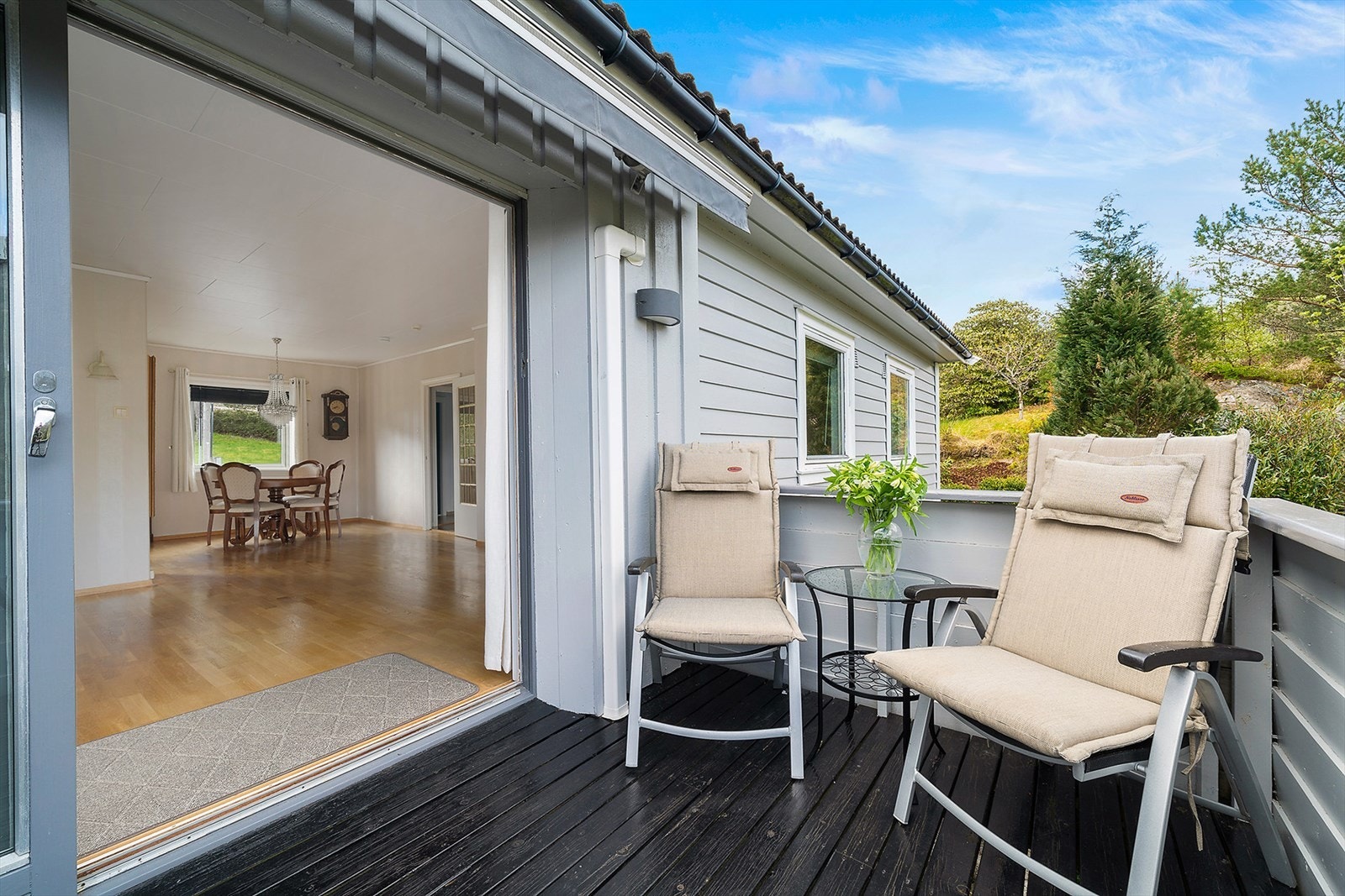 Boligen byr på en herlig terrasse, hvor du kan nyte både morgenkaffen og lange sommerkvelder i rolige omgivelser. Galleribilde