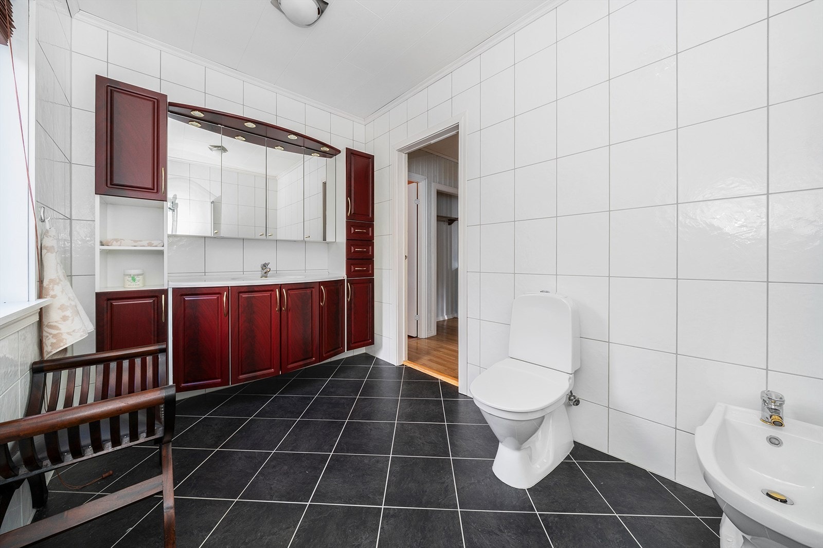 Boligen kan by på et romslig og funksjonelt hovedbad, som er svært godt tilrettelagt for barnefamilier. Galleribilde