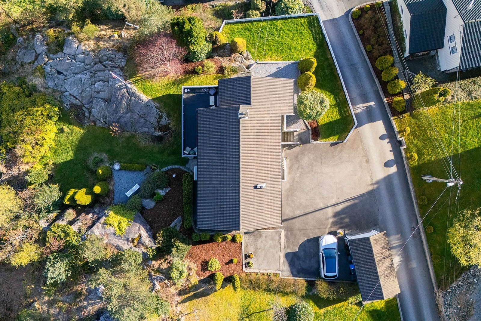 Boligen sett ovenfra viser en herlig, stor og flott opparbeidet tomt, med gjennomtenkte uteområder som gir både romslighet, privatliv og gode soner for lek, avslapning og sosiale stunder. Galleribilde