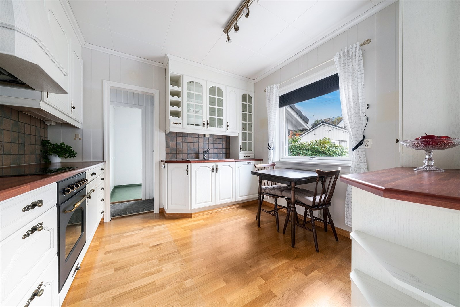 Kjøkkenet er klassisk og tidløst Galleribilde