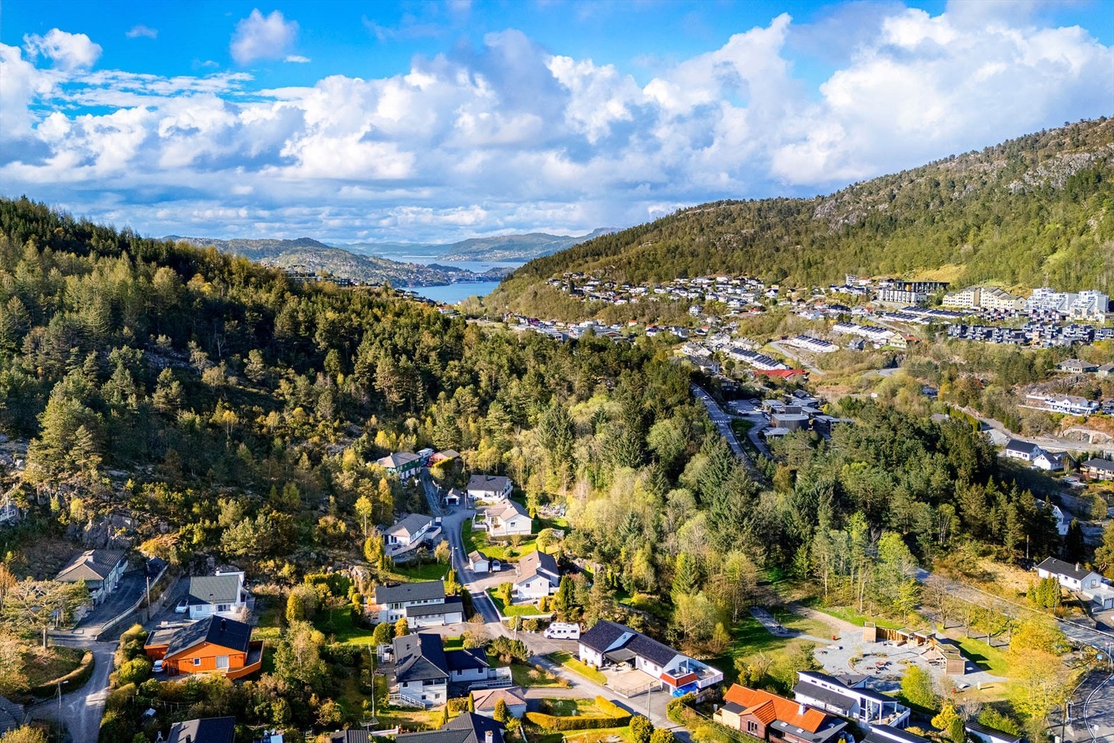 Brønndalen ligger flott til, omgitt av vakker natur og et rolig nærmiljø Galleribilde