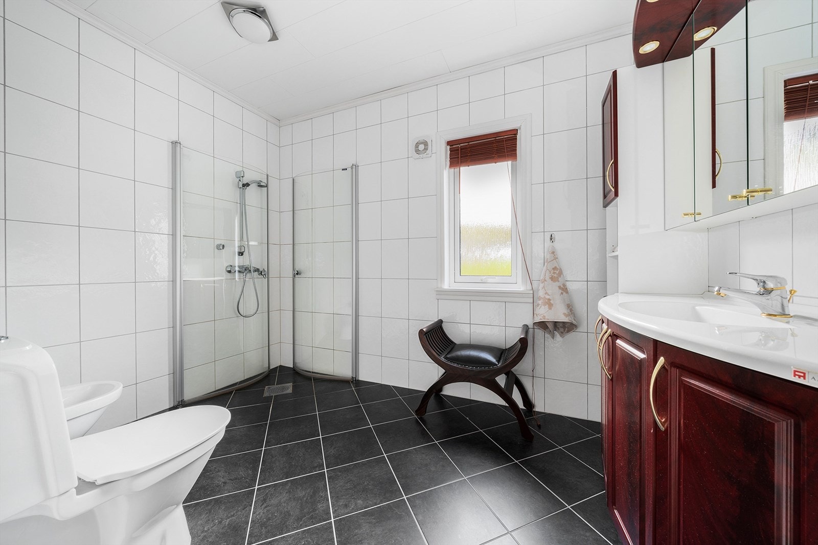 Badet har et bruksareal på 6,4 m² og byr på god plass til både morgen- og kveldsrutiner for hele familien. Galleribilde