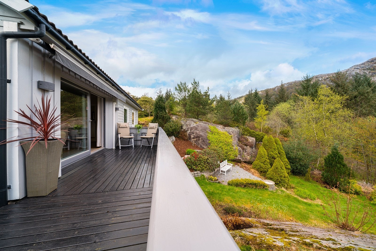 Fra hagen har man utsikt mot den private og frodige bakhagen, et grønt og skjermet uteområde som gir en behagelig og avslappende atmosfære. Galleribilde