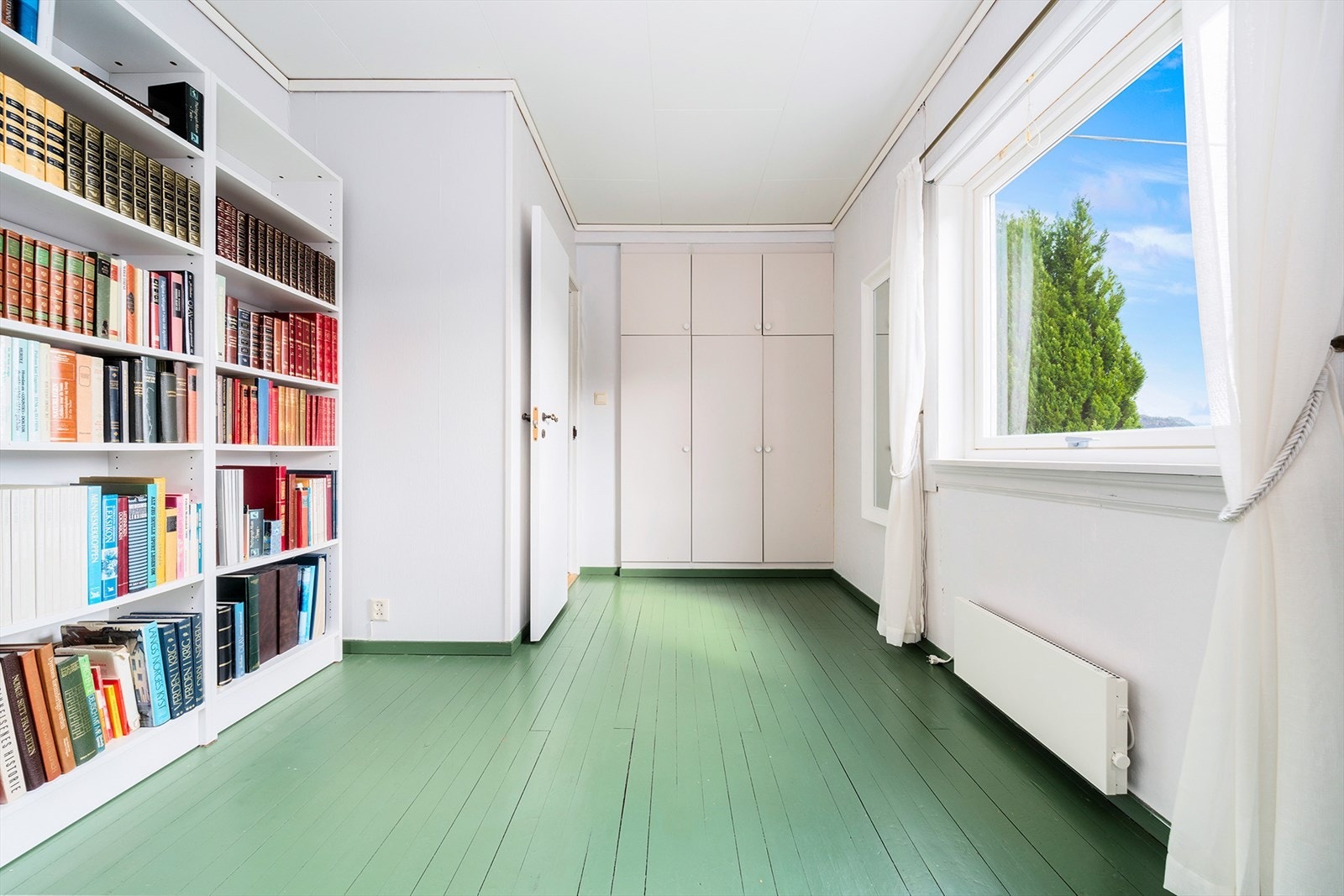 Rommet fremstår som romslig og funksjonelt, med furugulv, malt strietapet på vegger og takplater i himling. Soverommet har et bruksareal på 10,9 m². Galleribilde