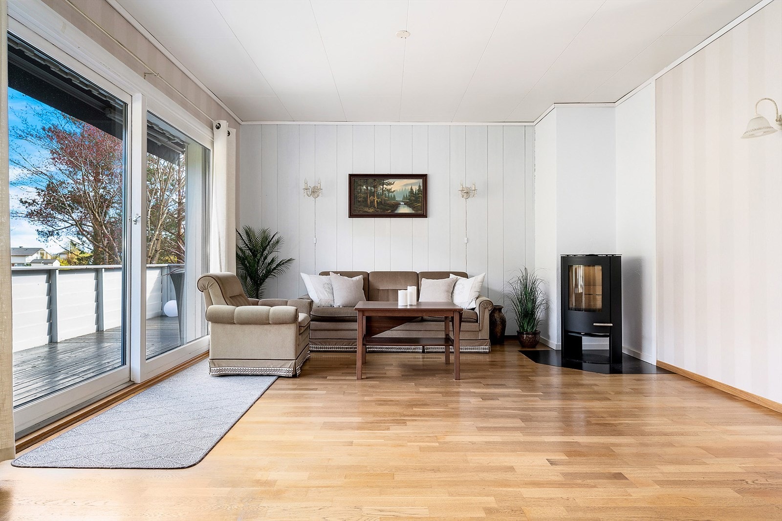 Stuen er på hele 31,8 m² og er et herlig og innbydende oppholdsrom med god plass til sofagruppe. De store vindusflatene slipper inn rikelig med naturlig lys gjennom dagen og skaper en lys og luftig atmosfære. Galleribilde