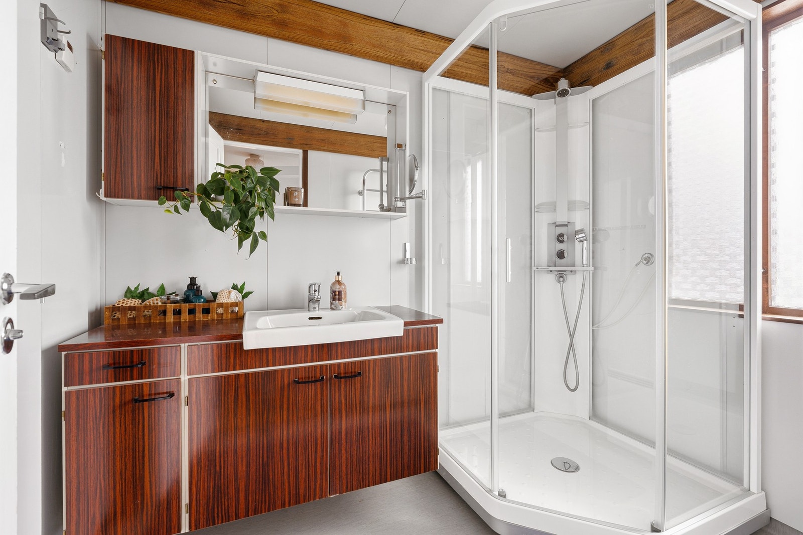 Badet i 2.etasje har baderomsinnredning og dusjkabinett Galleribilde