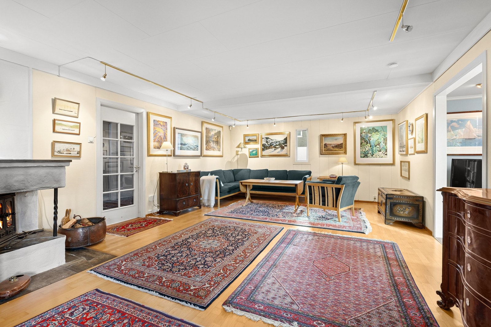 Peis med innsats i stuen - fin parkett på gulv Galleribilde
