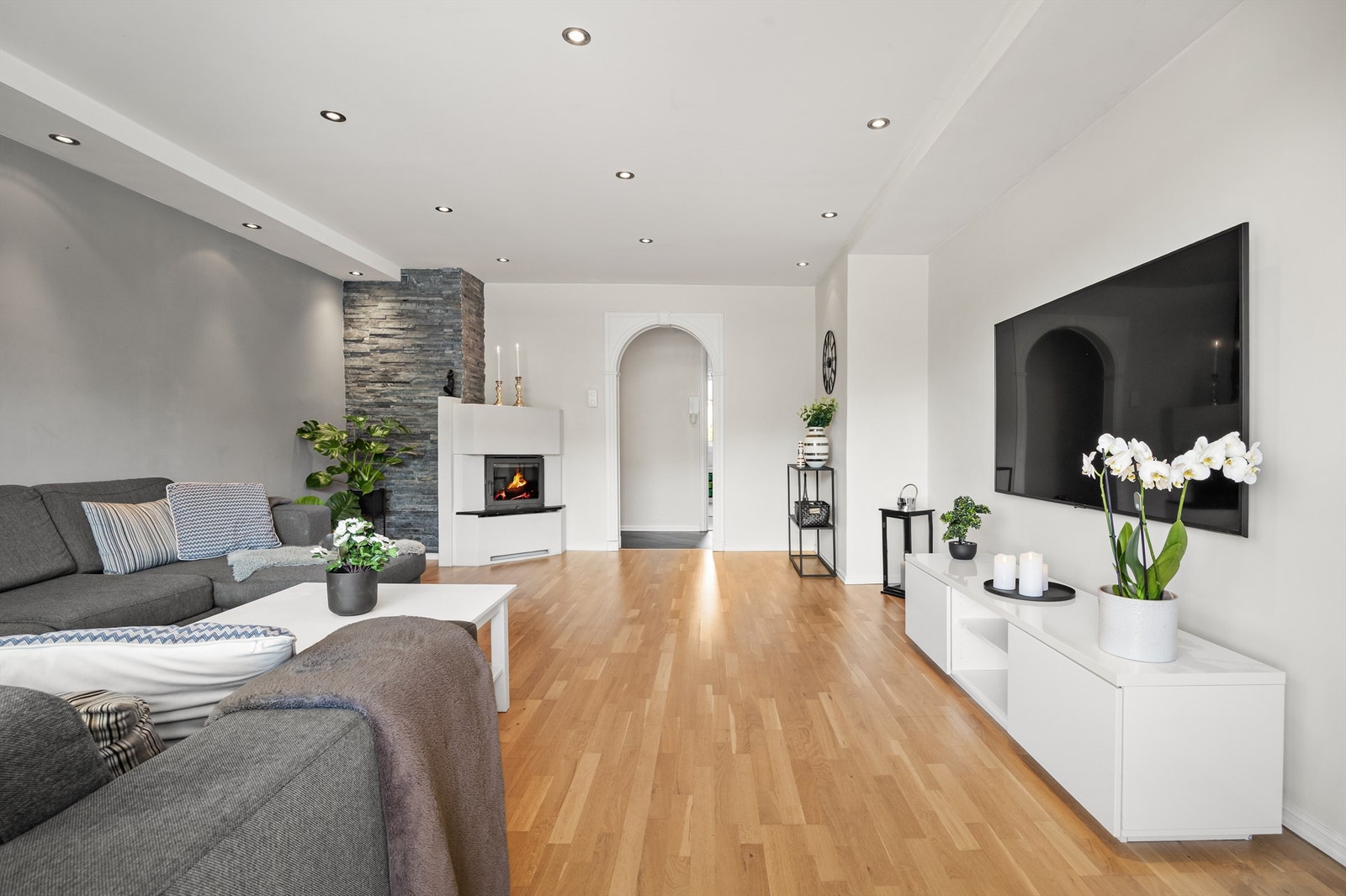 Downlights i himlingen og parkett på gulvene Galleribilde