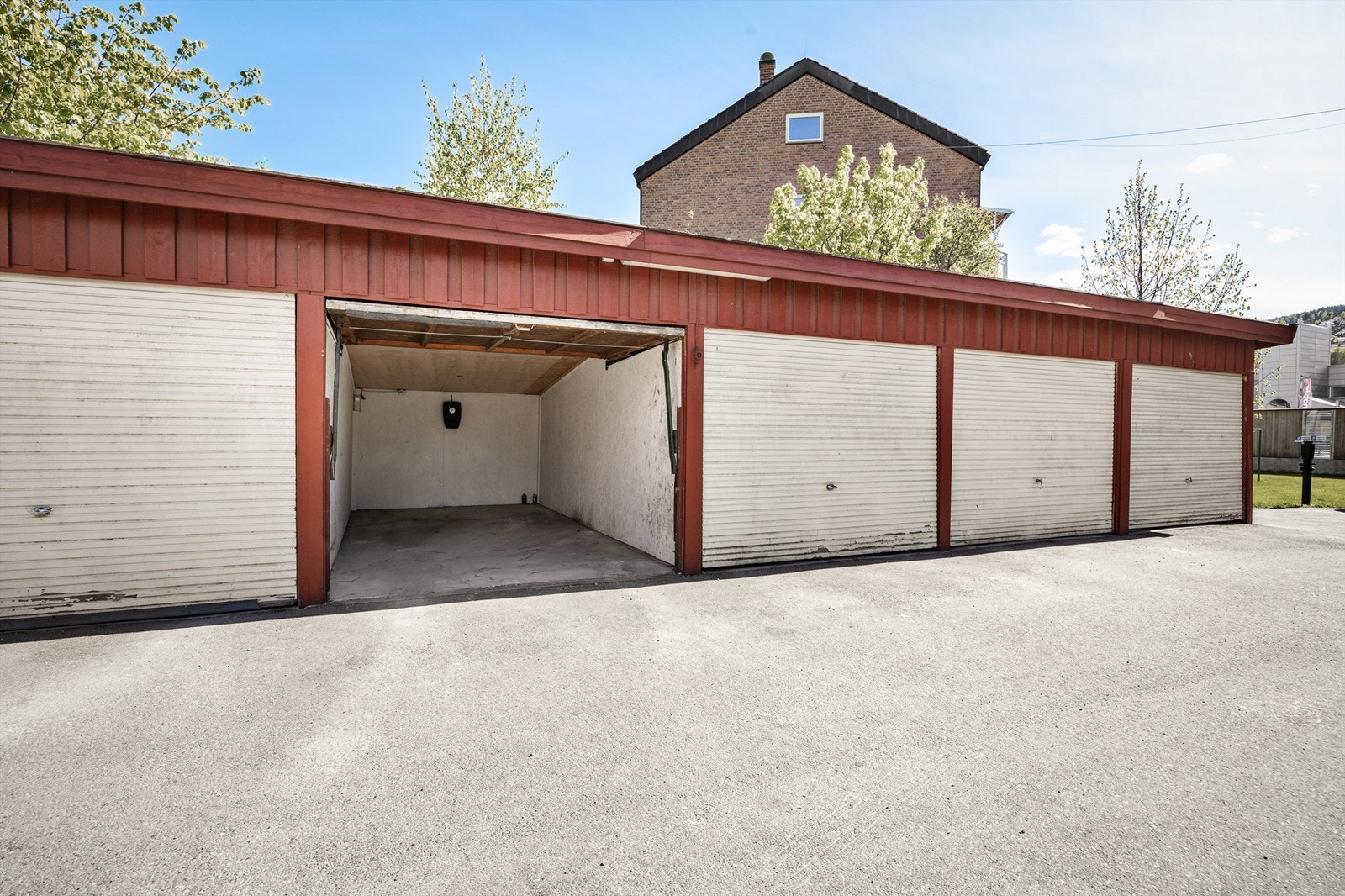 Leiligheten disponerer en parkeringsplass i garasje. Det ble installert El-lader i garasjen regi av borettslaget i 2024. Galleribilde