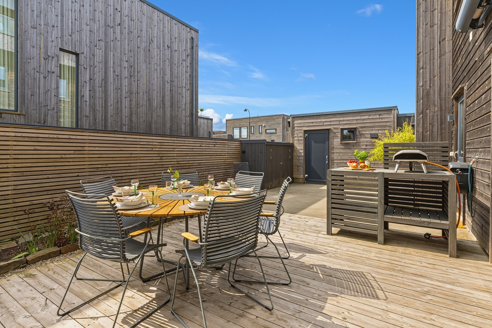 Utgang fra stue til solrik terrasse Galleribilde