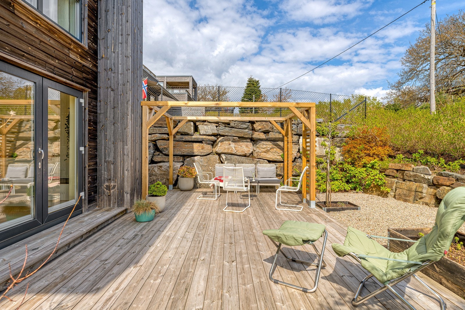 Nyere pergola med skjermet plassering mot hagen Galleribilde