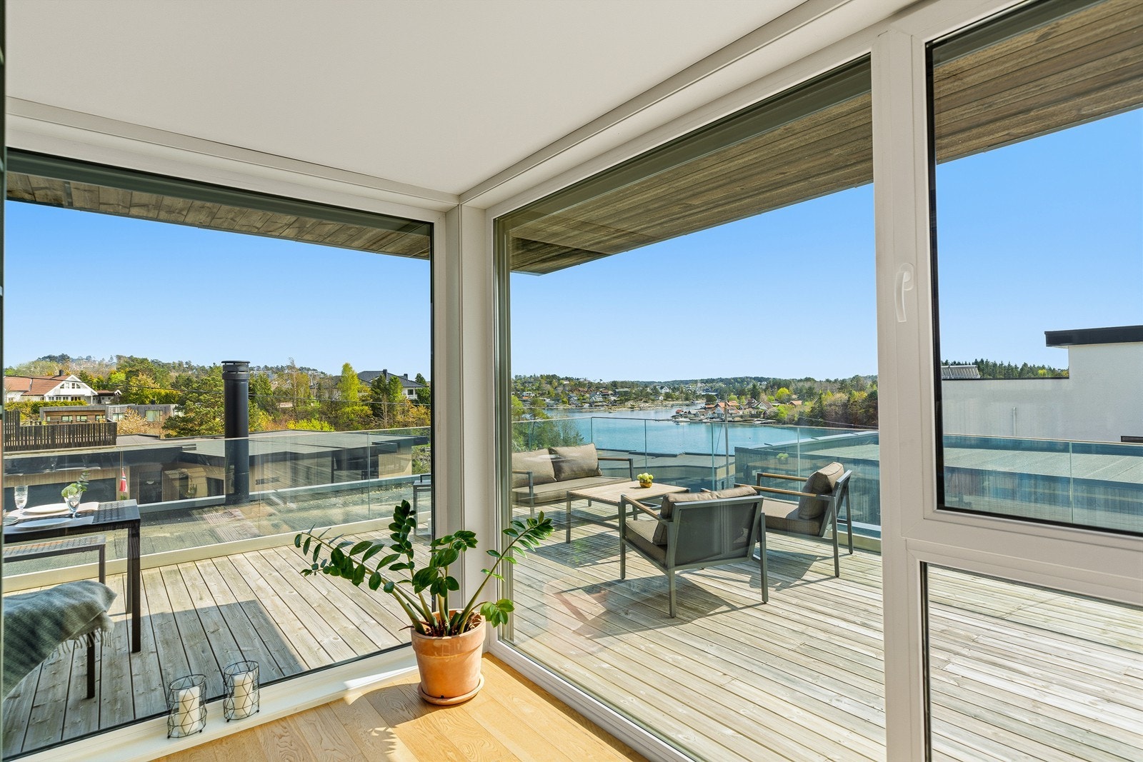 Enebolig over tre plan med sjøutsikt, takterrasse og opparbeidede uteområder, beliggende i etablert boligområde på Dvergsnes Galleribilde
