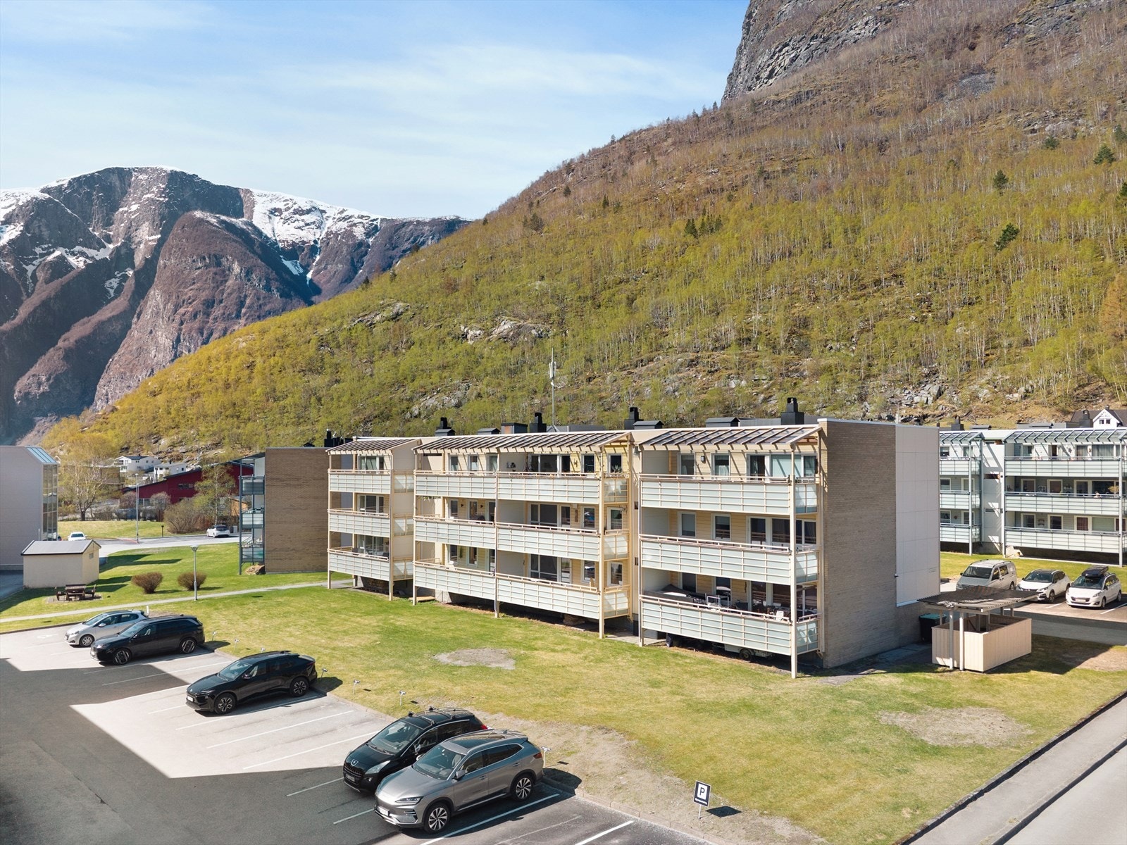 Øyåkeren Burettslag består av 84 andelseigarar, og er eit godt opparbeida burettslag. Galleribilde