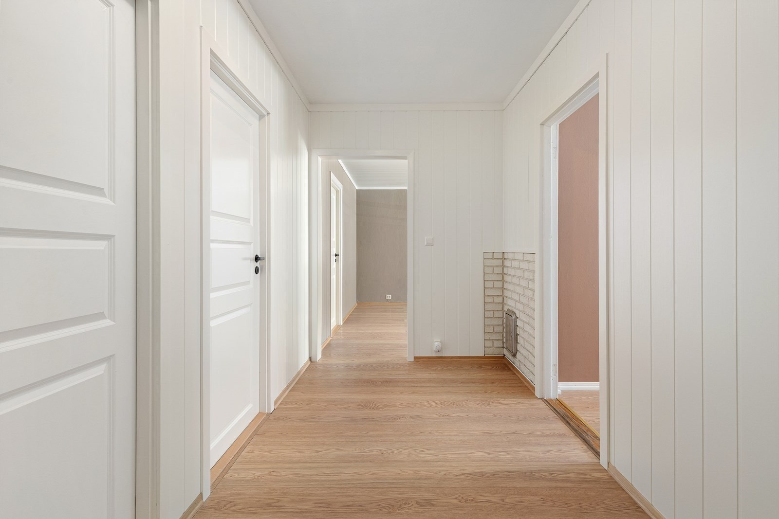 Velkomen inn - I gangen har ein også ei lita klesbod der ein kan oppbevare det ein måtte ynskje. Galleribilde