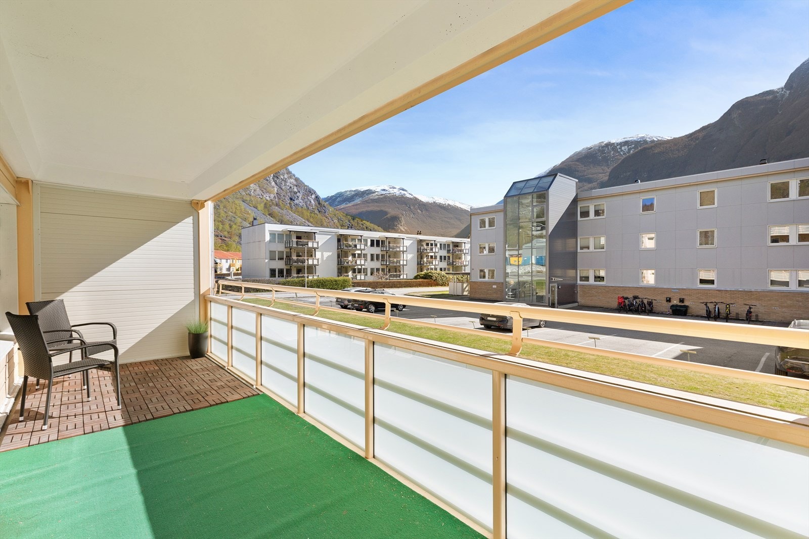 Utgang til veranda frå stova med plass til utemøbler og grill. Galleribilde