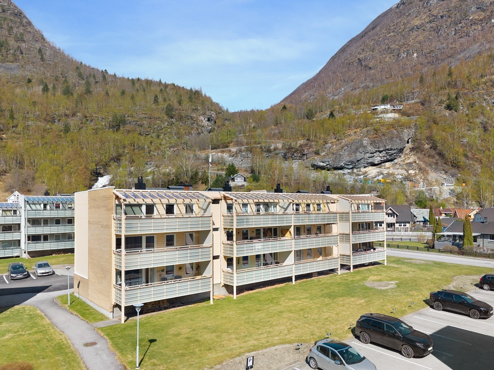 Ei tidsriktig og moderne 3-roms leilegheit med grei standard og praktisk plassering. Galleribilde