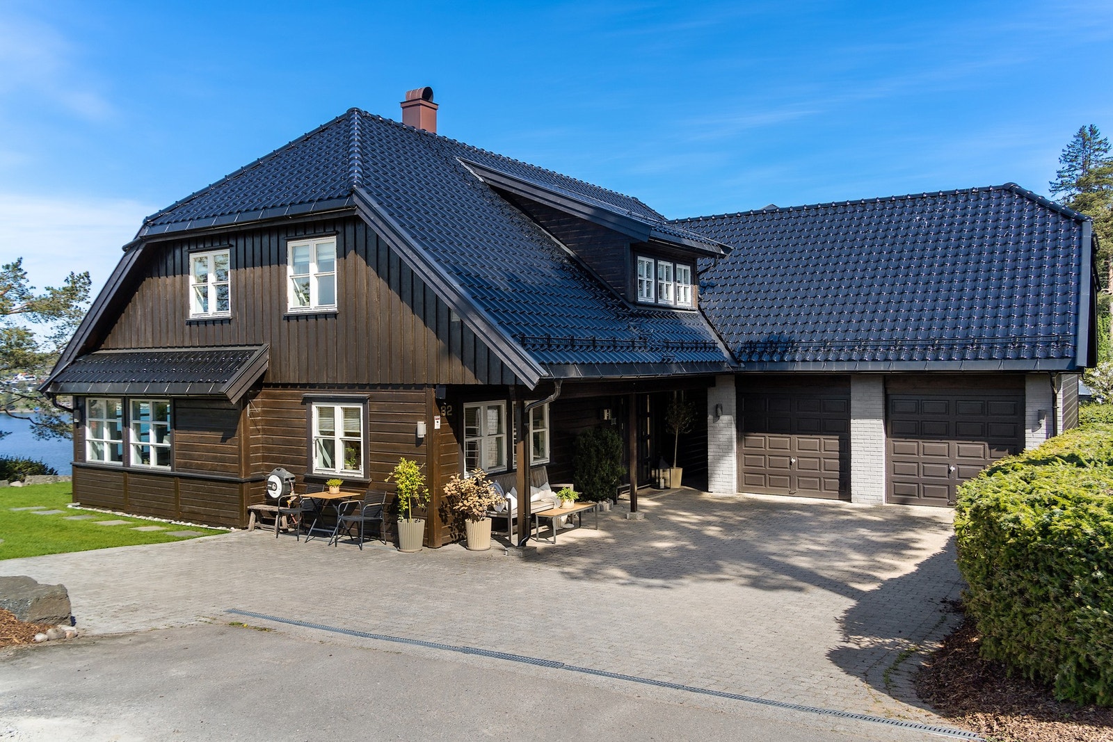 Det er gode parkeringsmuligheter med dobbelgarasje, som også har bod og lagringsloft, samt flere biloppstillingsplasser. Galleribilde
