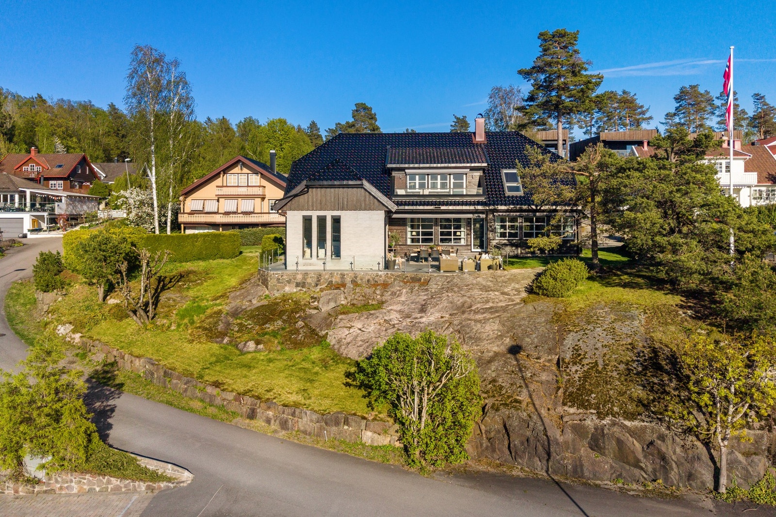 Tomten er pent opparbeidet med plen som gir gode muligheter for lek og aktivitet, samt beplantning, og fremstår som både praktisk og lettstelt. Galleribilde