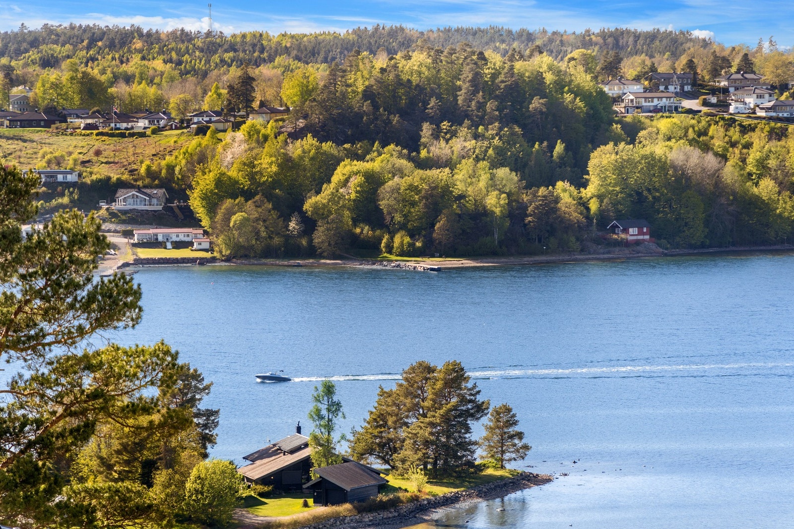 Like nedenfor eiendommen ligger det populære friluftsområdet Munkodden, med badestrand, lekeplass og fotballbane - enkelt tilgjengelig via en hyggelig sti gjennom skogen. I tillegg har man utsyn til en sjarmerende småbåthavn i nærområdet. Galleribilde