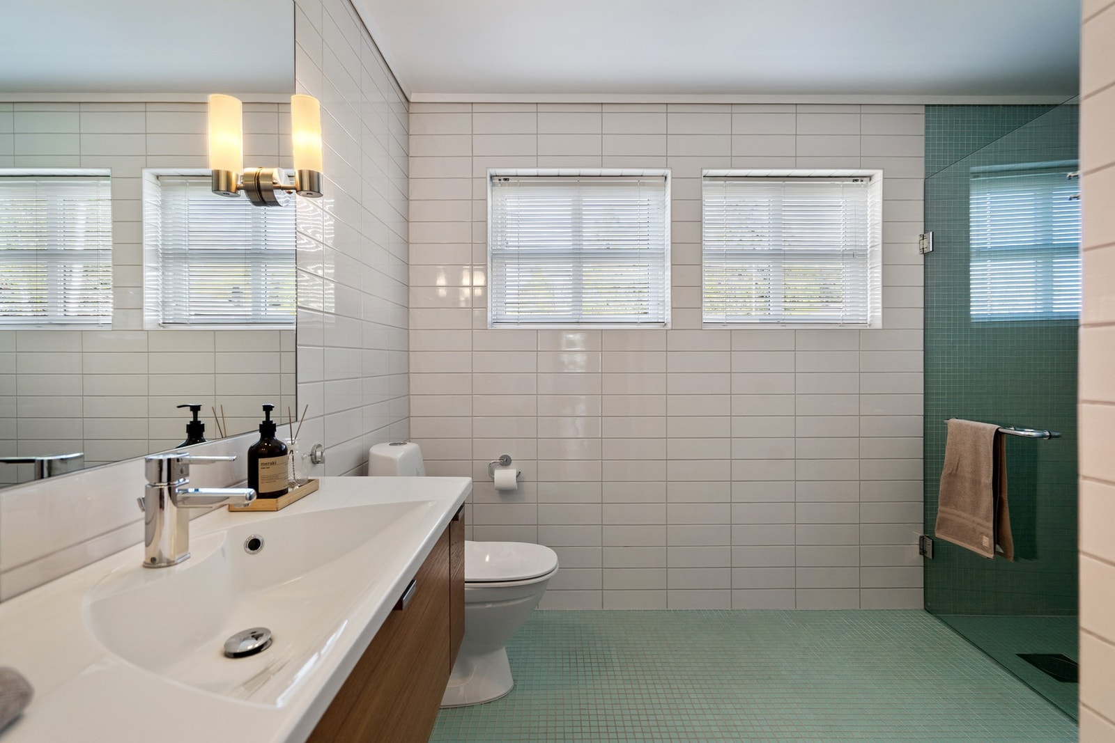 Begge badene er romslige og holder en gjennomgående god standard, med tidløse materialvalg og god romfølelse. Det ene badet har badekar, og begge har romslige dusjløsninger. Galleribilde