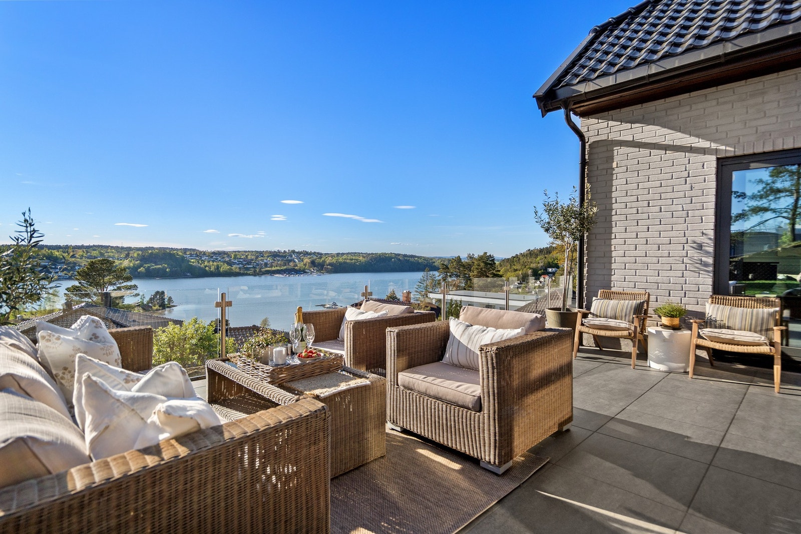 Den vestvendte terrassen gir meget gode solforhold og fine rammer for bruk gjennom hele dagen og kvelden. Galleribilde