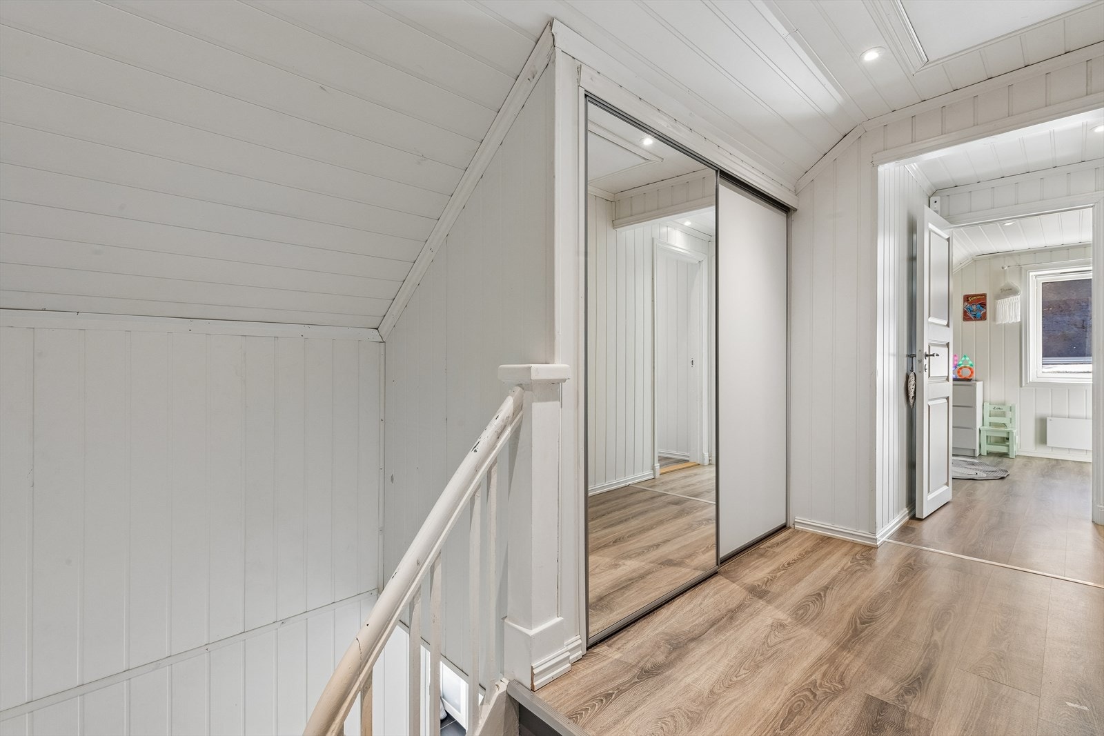 Trapperommet i loftsetasjen med praktisk skyvedørsgarderobe. Galleribilde