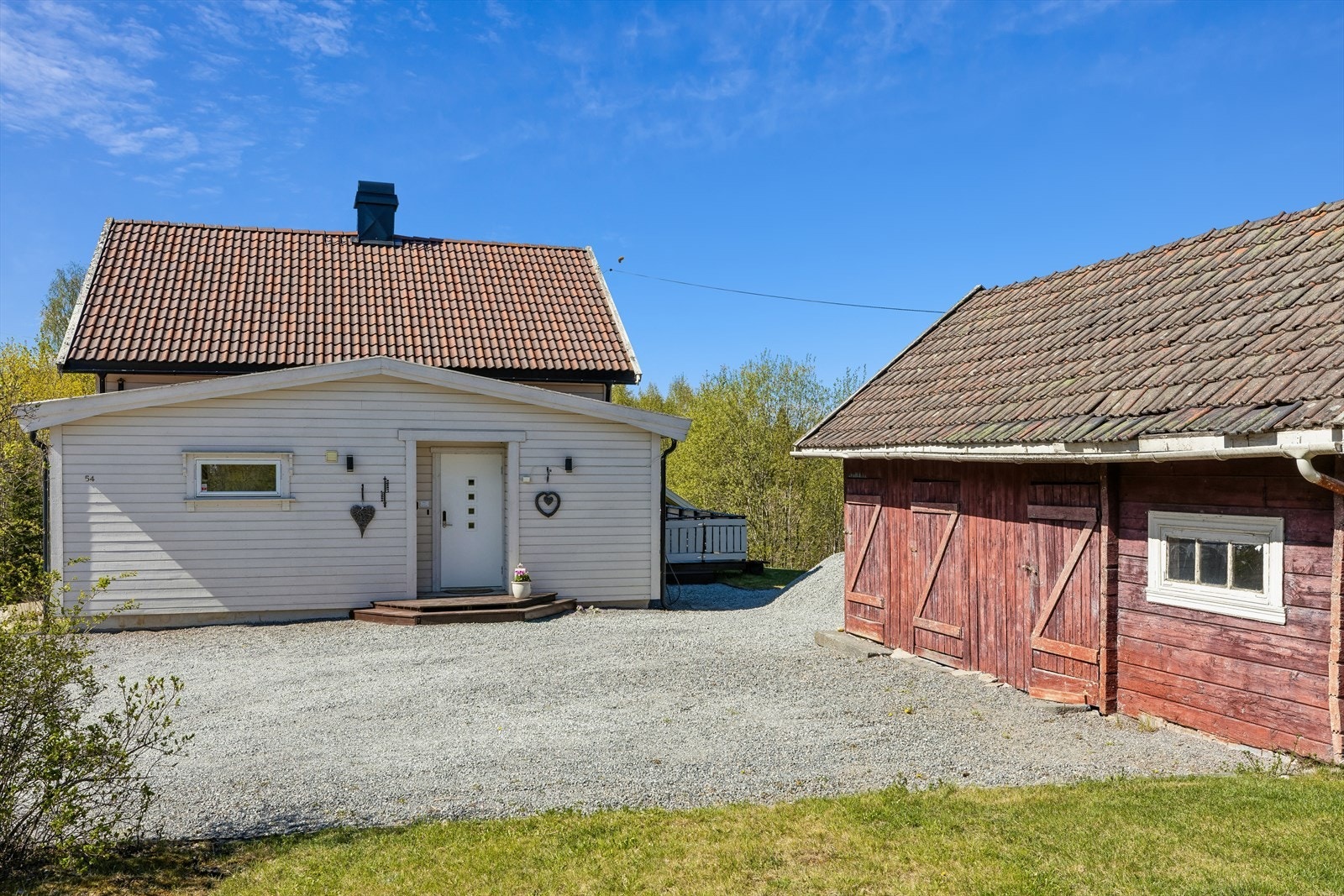 Eneboligen er betydelig oppgradert, med blant annet nytt tak, etterisolering og ny kledning fra 2012. Galleribilde