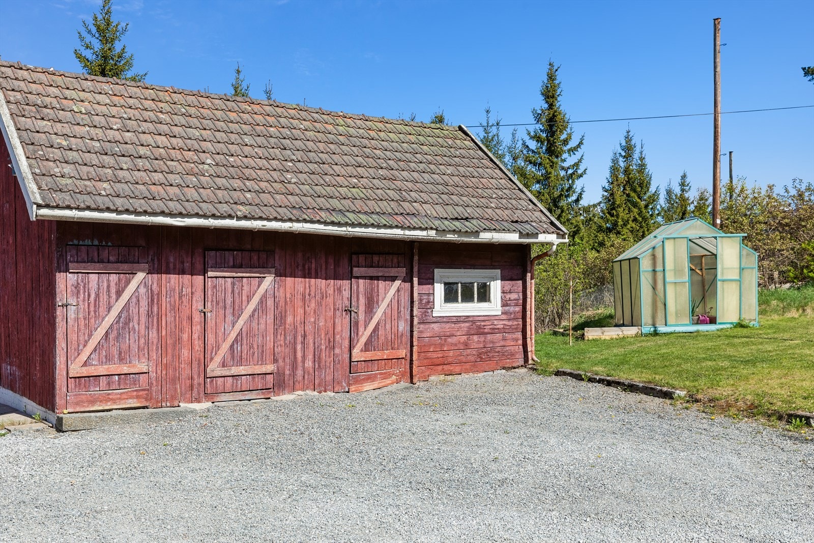 Eldre uthus med praktisk lagringsplass for hageredskaper og utstyr. Galleribilde