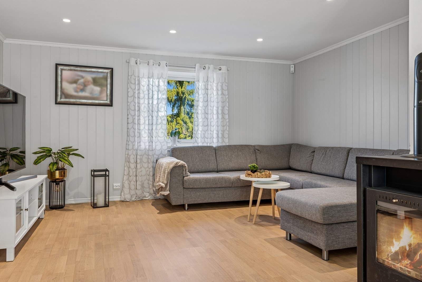 I hele sonen er det lagt varmefolie under parkettgulvet, og det er nye 3-lags vinduer fra 2019. Galleribilde