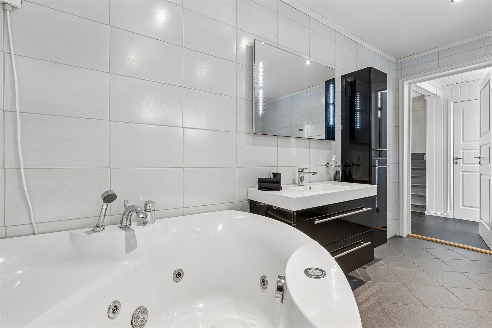 Badet er utstyrt med både dusjkabinett og boblekar for ekstra velvære (ikke omsøkt bruksendring).. Galleribilde