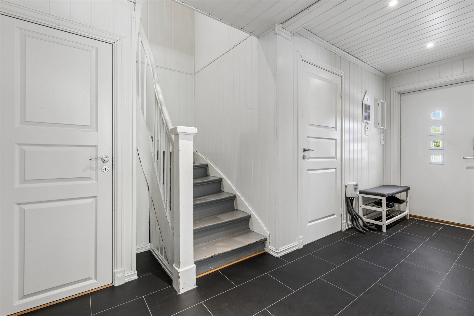 Inngangspartiet har flislagt gulv og gir adkomst til badet og stuen. Galleribilde