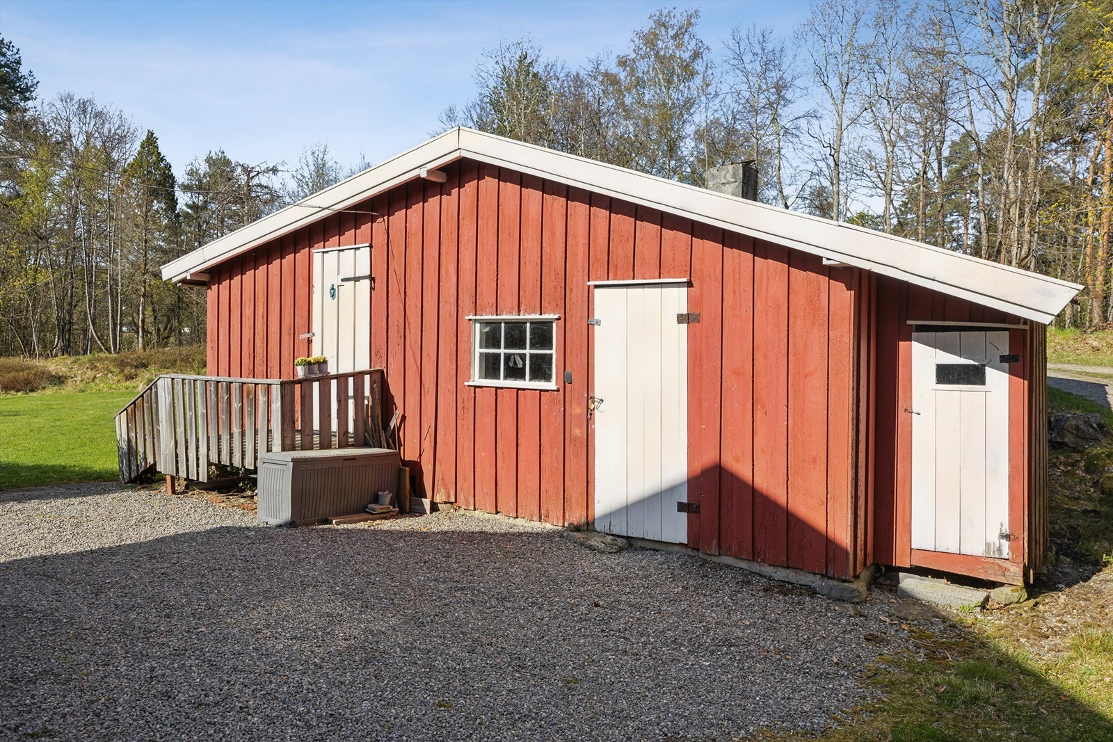 Uthus med god lagringskapasitet, perfekt for både hobby/verksted og praktisk bruk. Galleribilde