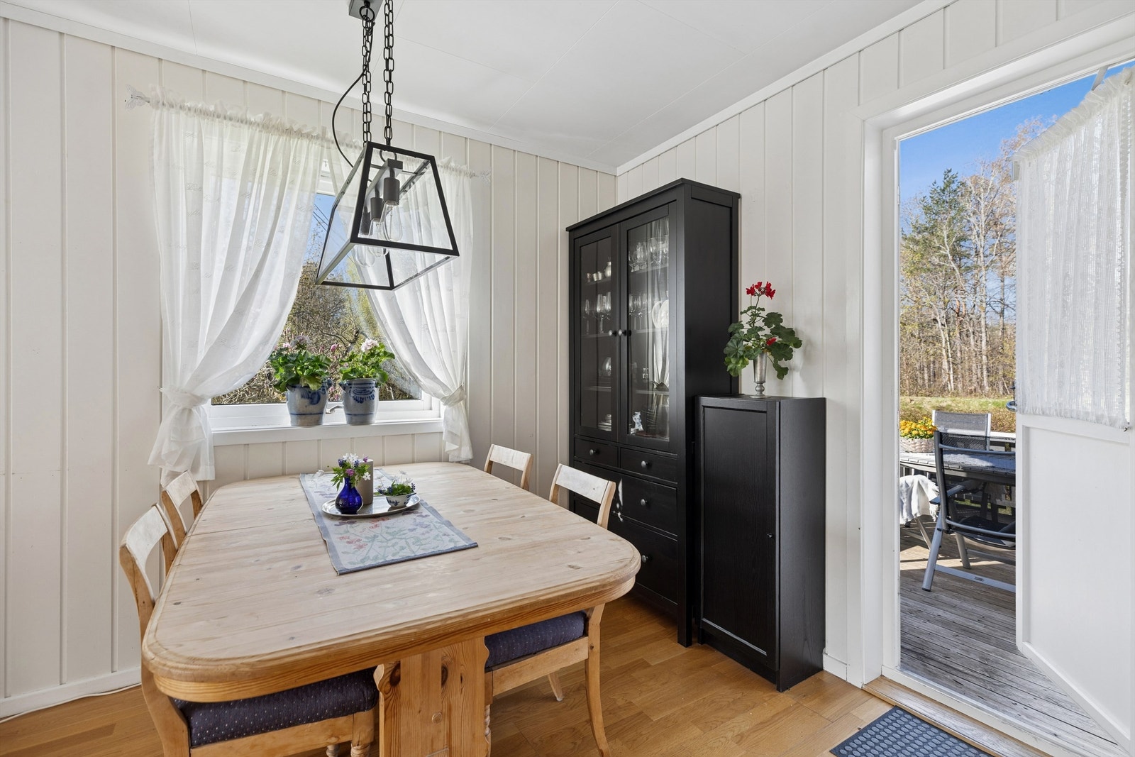 Boligen har flere adkomster til den vakre hagen, noe som gir en god flyt og nærhet til uteområdene. Galleribilde